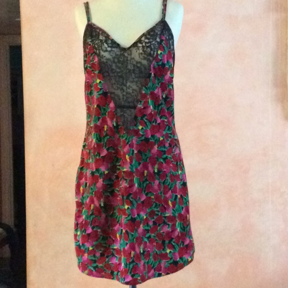 🛑SOLD🛑Previously loved VICTORIA SECRET chemise.